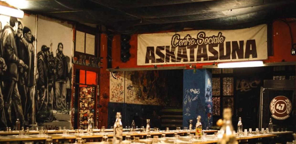 Askatasuna, misure cautelari consegnate all'alba dentro il centro sociale "Lì dentro la gente ci dorme"
