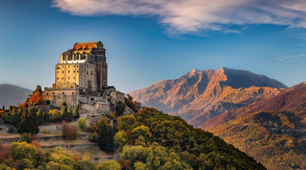 La Sacra di San Michele si colora di rosa per sostenere la lotta contro il tumore al seno 