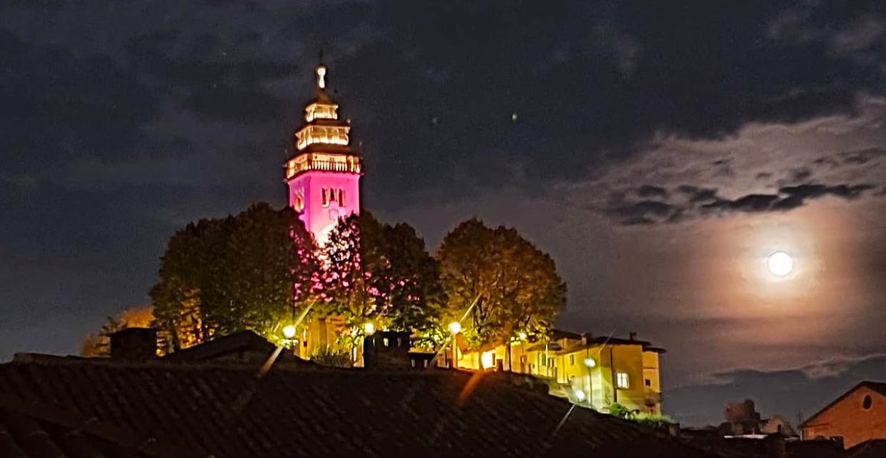 Il campanile di Chieri si colora di rosa per la Giornata del Tumore al Seno Metastatico