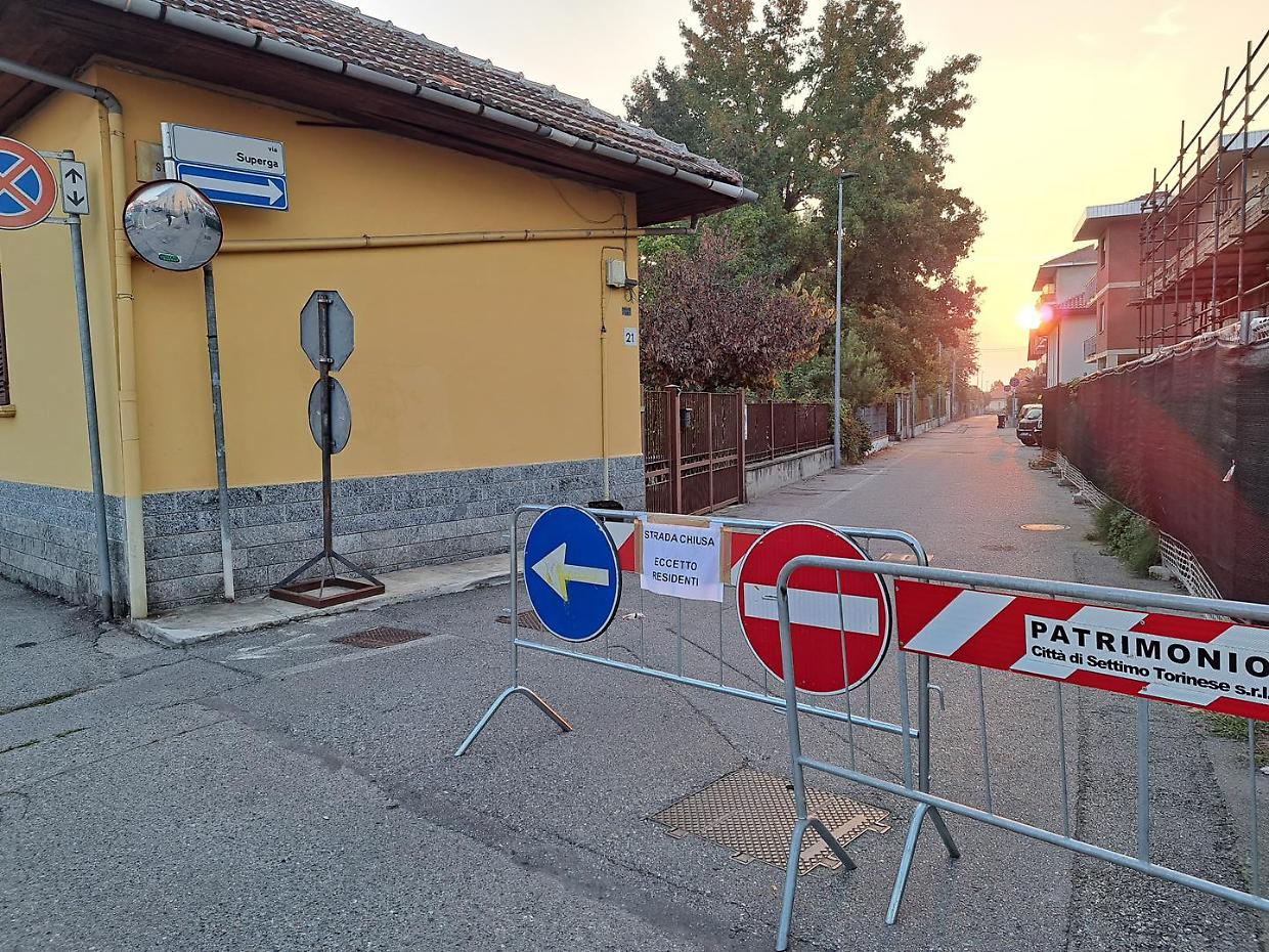 Settimo, cede l'asfalto in via Superga: strada chiusa al traffico