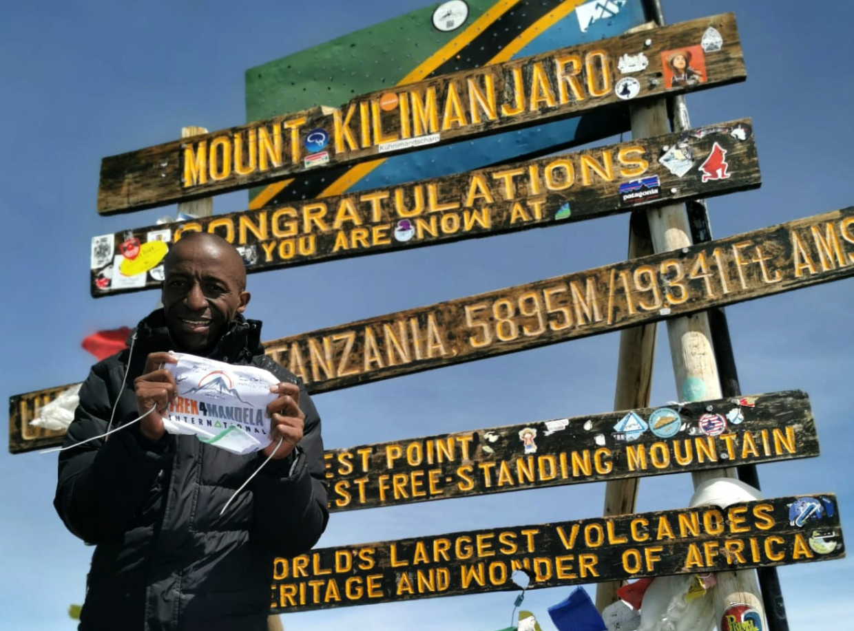 Dal Sudafrica alle Alpi: è la bandiera sventolata sulle vette più alte del mondo