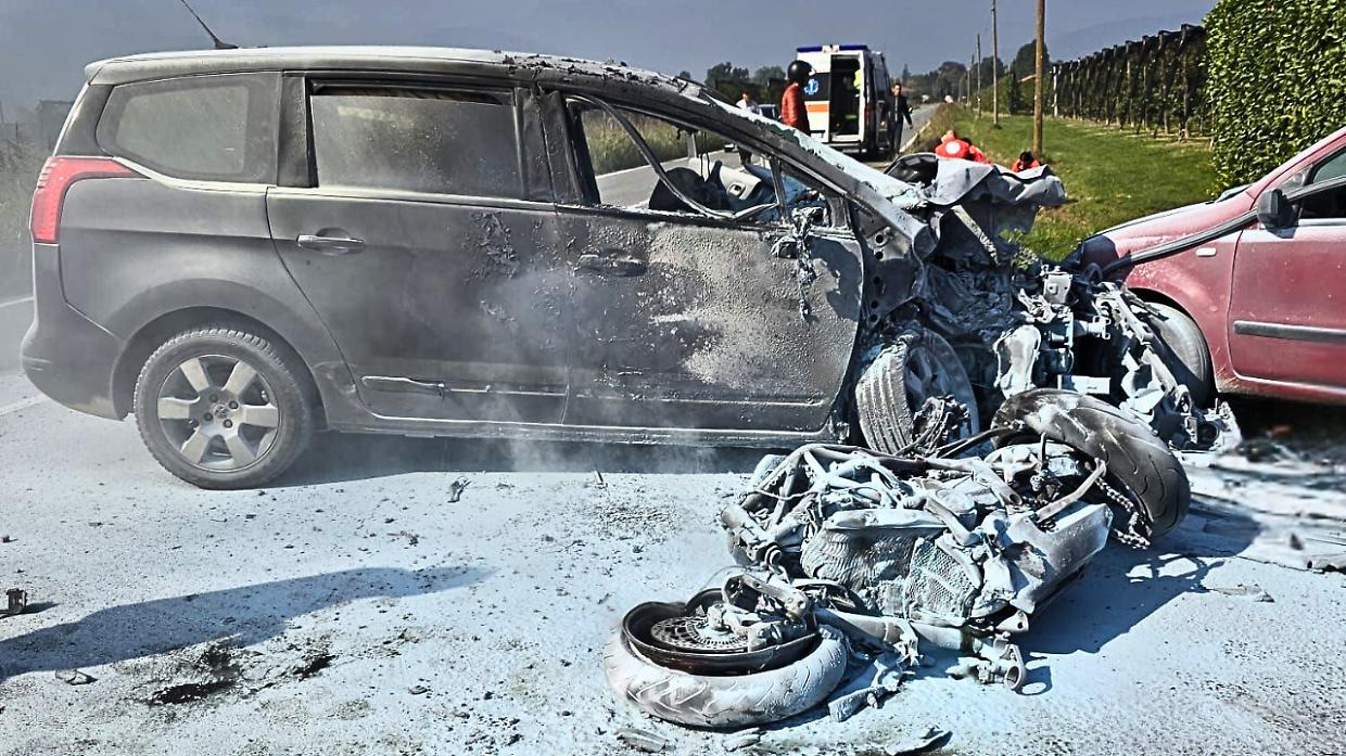 Si schianta contro due automobili sulla provinciale, motocilista muore nell'incidente stradale