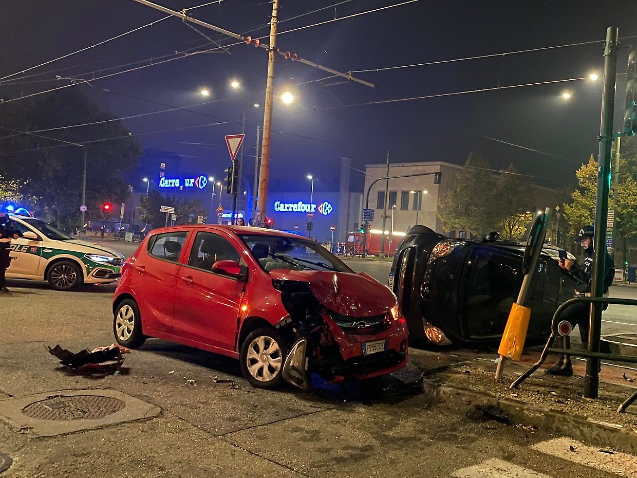 Le auto danneggiate e la polizia municipale sul posto 