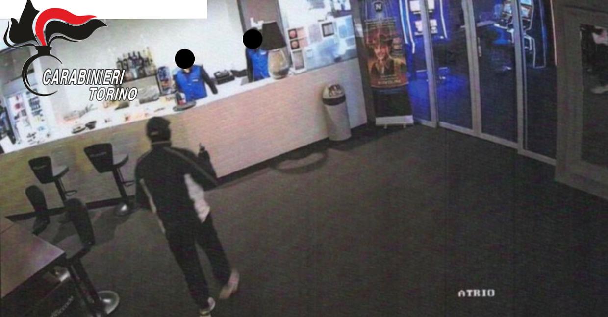Il rapinatore ripreso dalle telecamere del centro scommesse