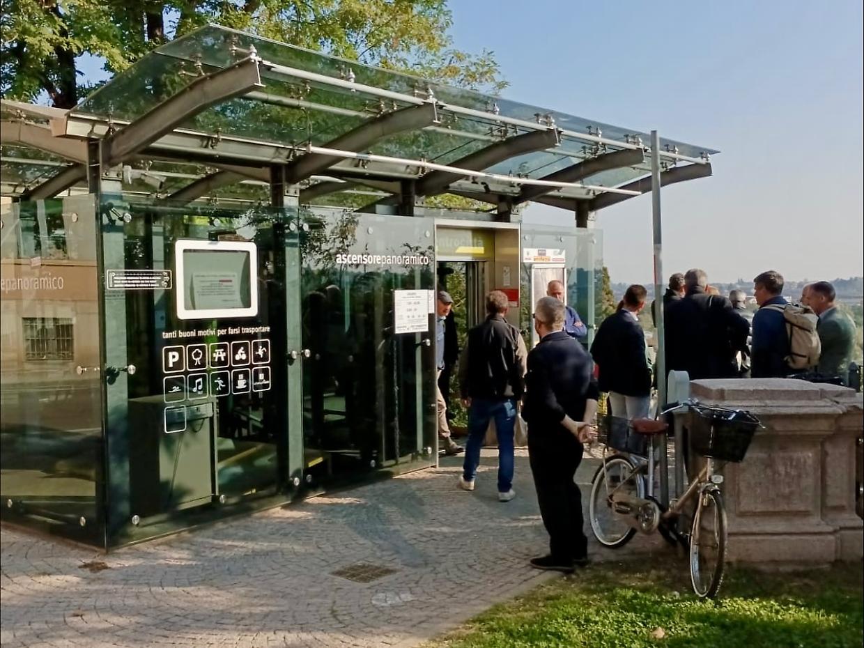 In Piemonte c'è un ascensore che sale in obliquo (e sono venuti da Trento per studiarlo)