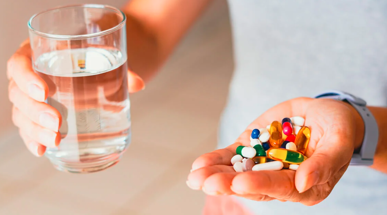 I farmaci comuni cambiano l’intestino a lungo termine: ecco come riconoscerli e prevenire i danni
