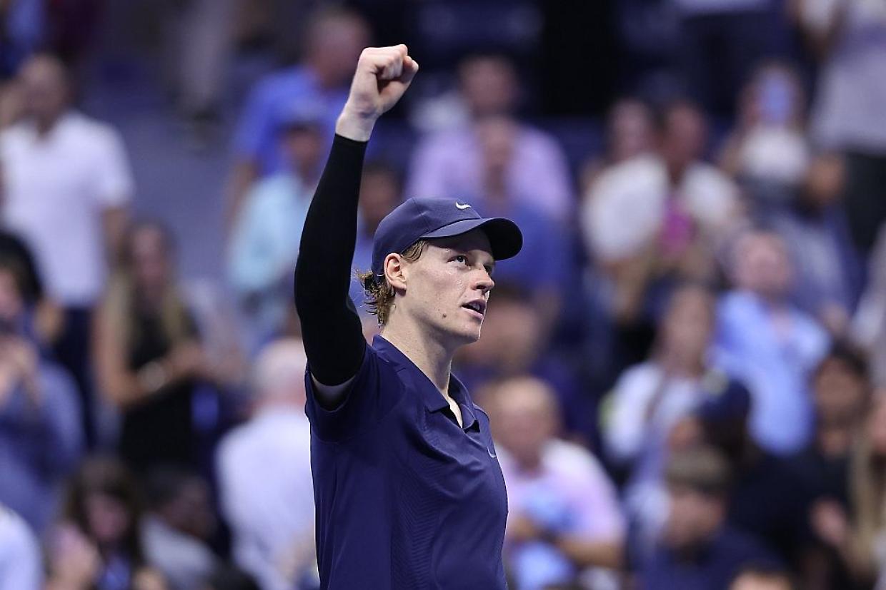 Jannik Sinner pronto al rientro, dopo il ritiro di Shanghai, al Six Kings Slam di Riyad, nei quarti affronterà Stefanos Tsitsipas