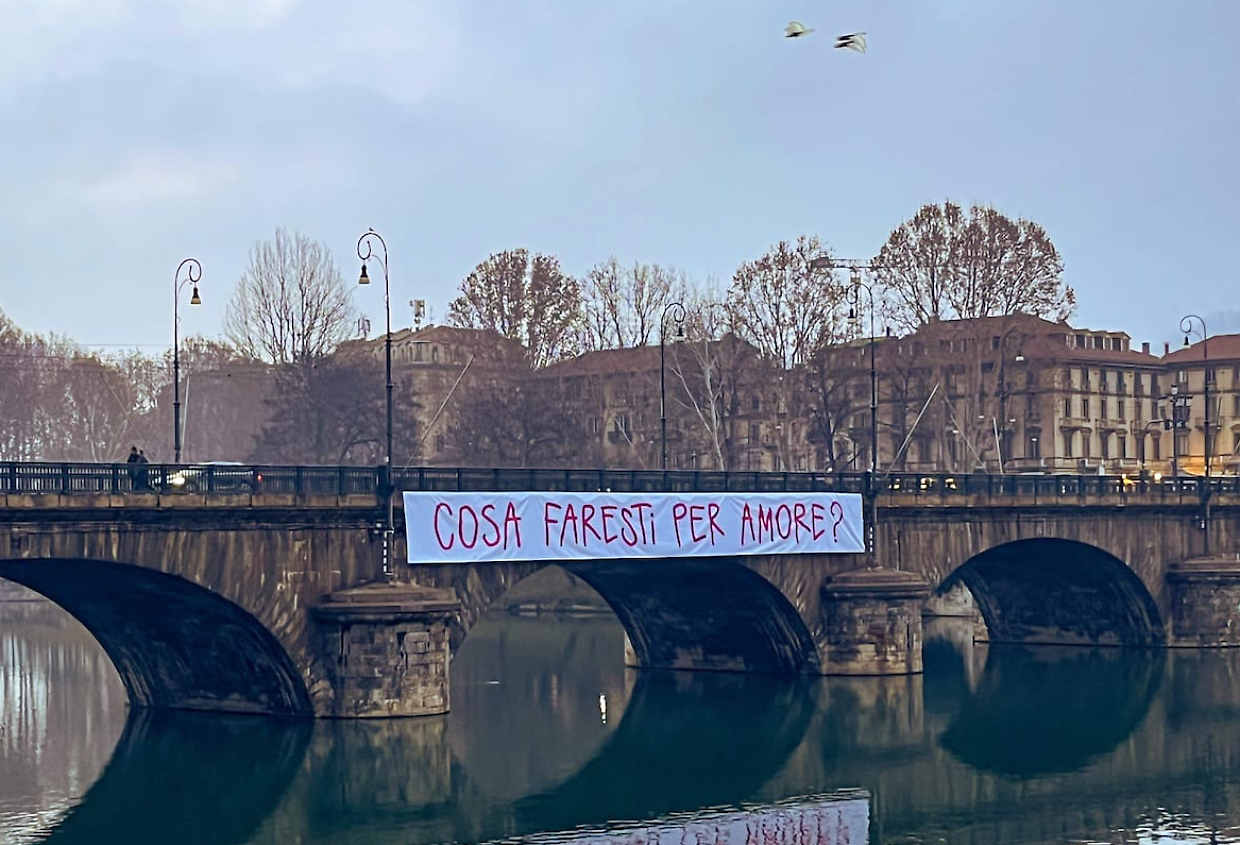 Cosa faresti per amore? Ecco cosa si cela dietro lo striscione a Torino