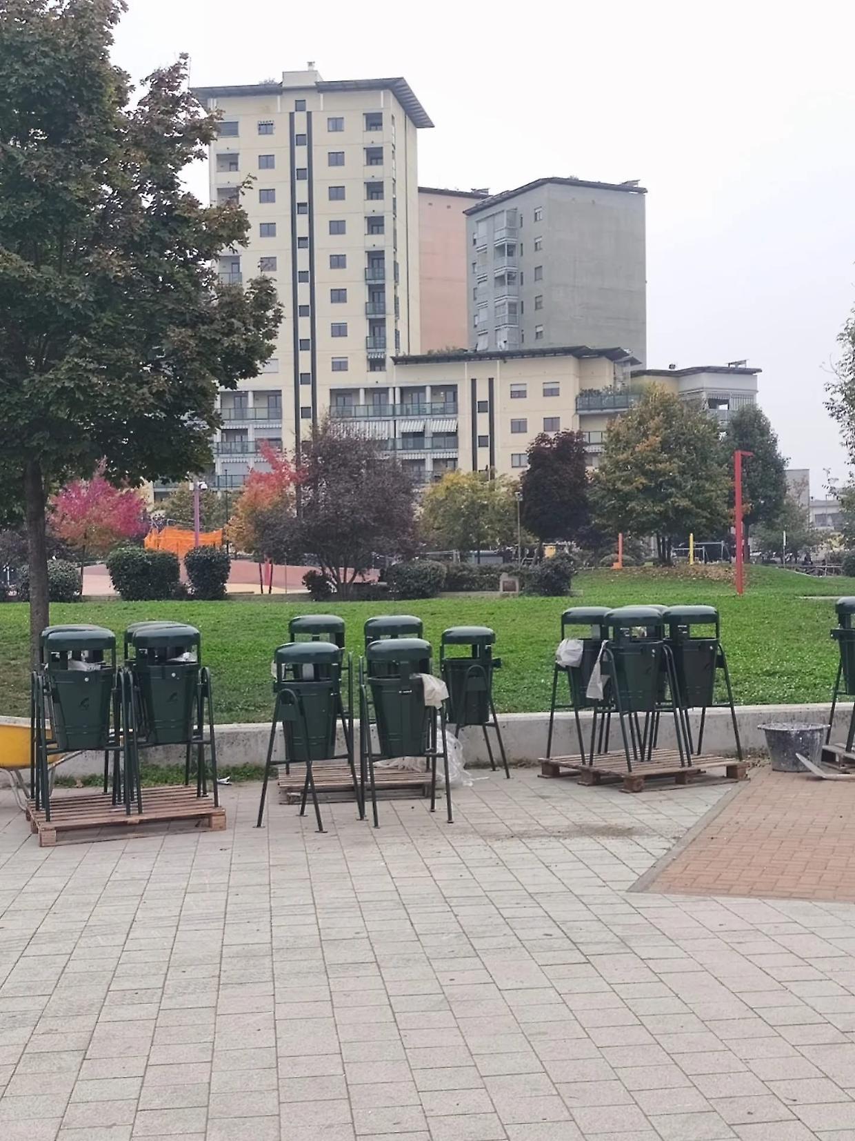 Nuovi cestini al Parco Peccei per migliorare la raccolta dei rifiuti