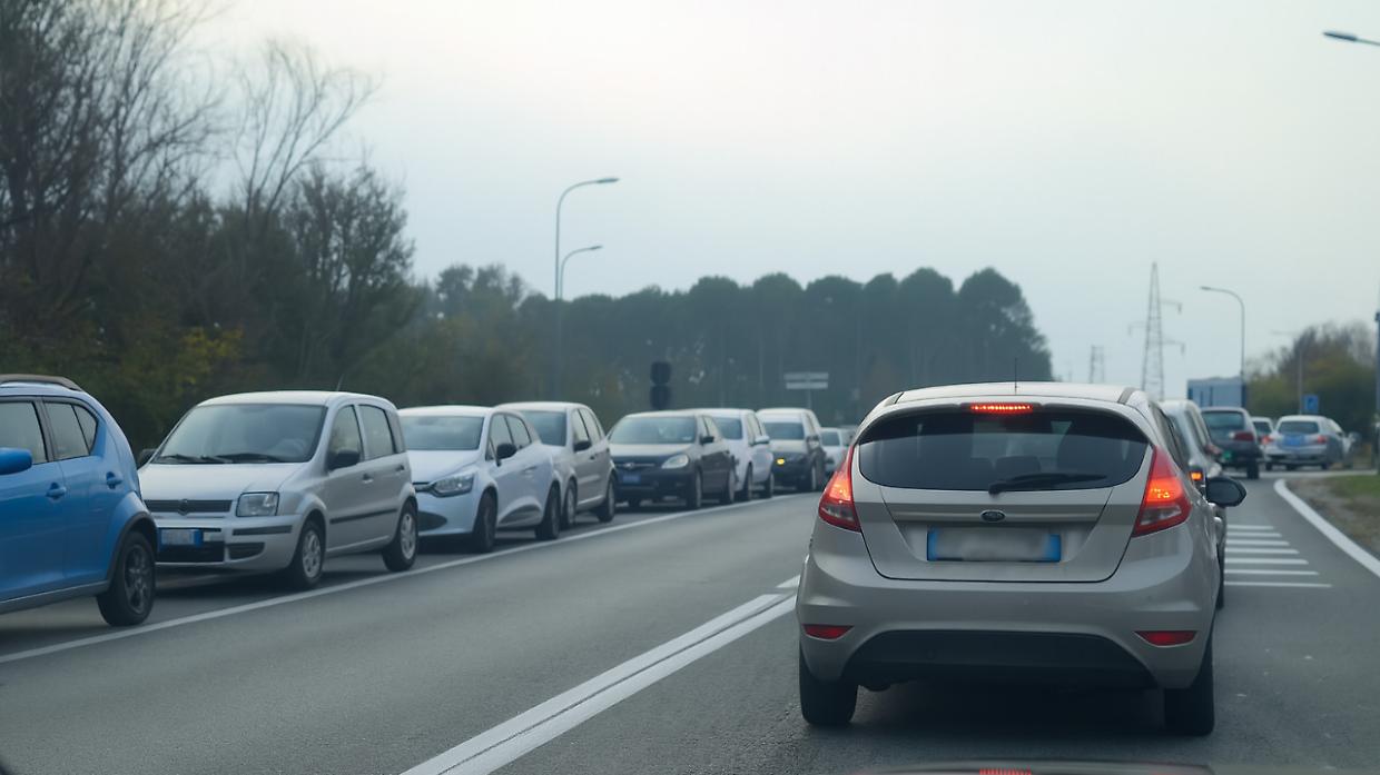 A Condove è stato multato chi ha lasciato l'auto in divieto di sosta lungo la statale 