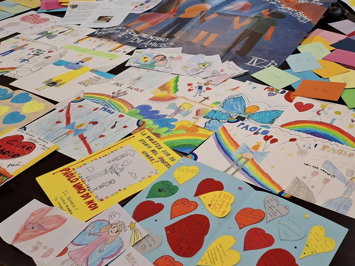 "Un pensiero per Paolo": Venaria abbraccia con disegni, lettere e cartelloni la famiglia Mendico