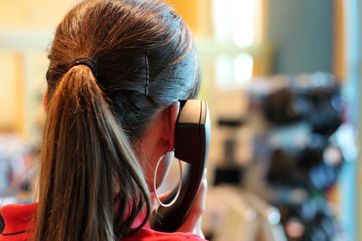 Ti chiamano al telefono ma poi mettono il muto: la nuova truffa che clona la tua voce
