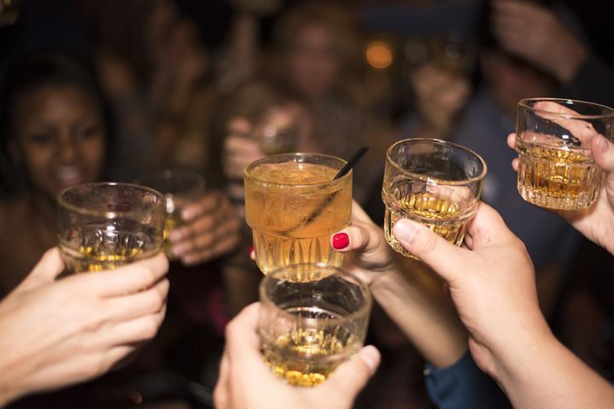 Drunkoressia tra i giovani: migliaia di adolescenti saltano i pasti o usano lassativi per bere di più e dimagrire