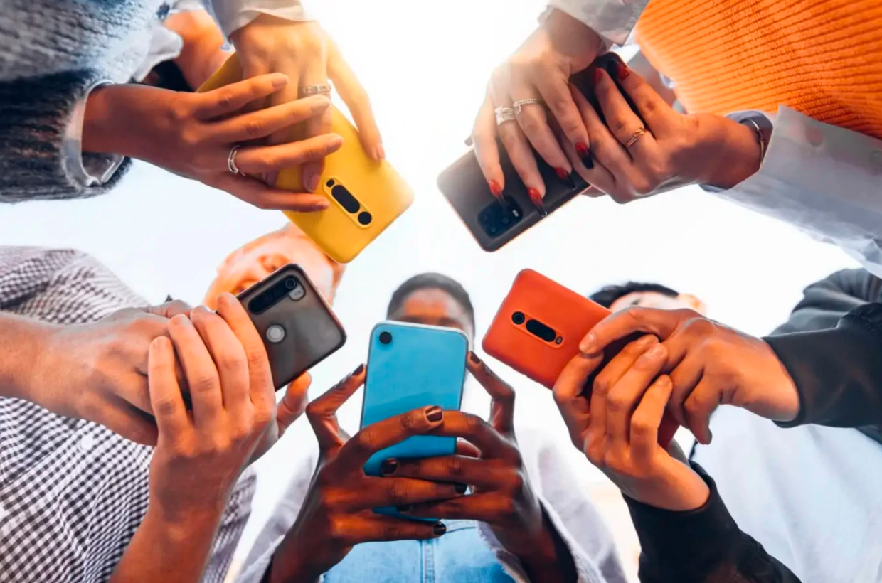 Più di tre milioni di minori a rischio dipendenza da social, interviene il Moige