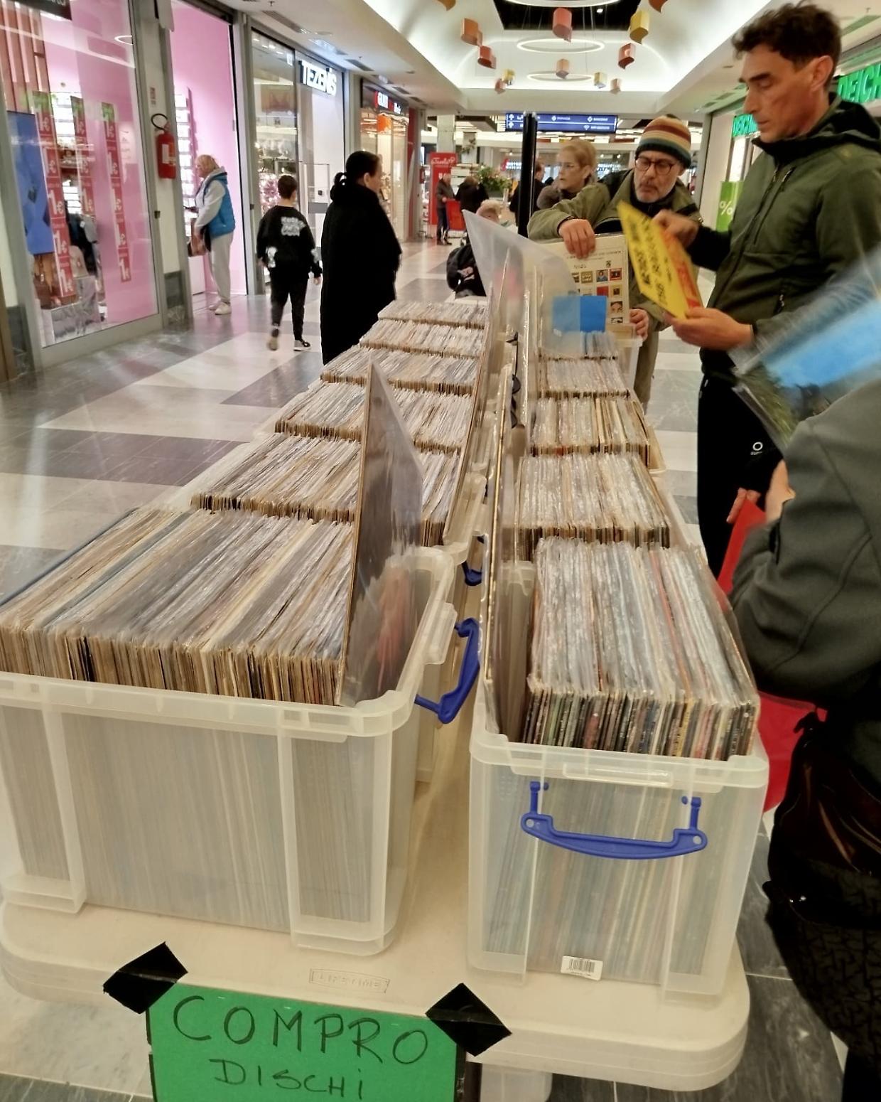 Nichelino, torna la mostra mercato del Disco:  oltre 25.000 vinili e CD