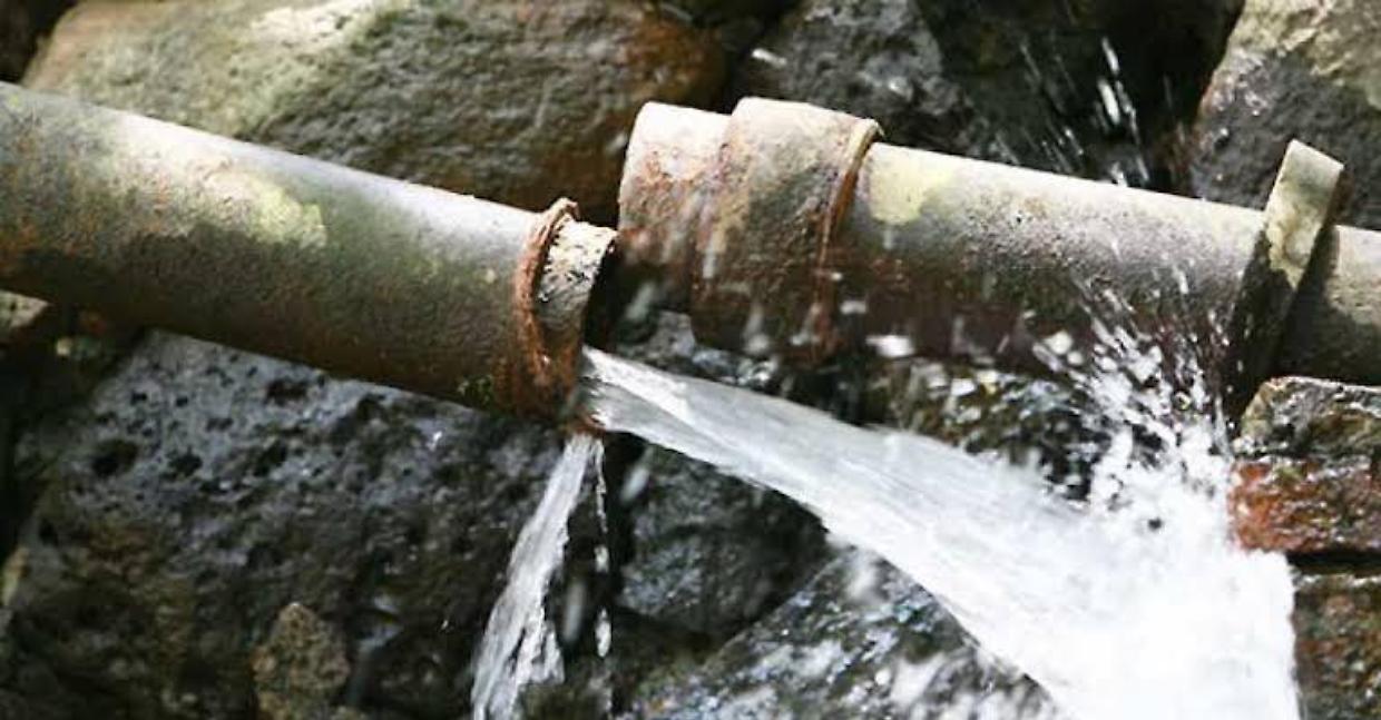 Chivasso, condotta idrica danneggiata per sbaglio durante i lavori: tagliata l’acqua in frazione Pratoregio 