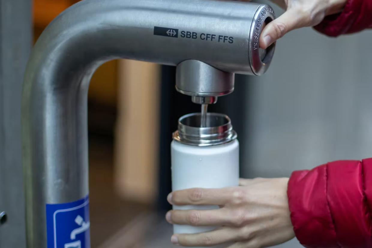 Acqua gratuita negli aeroporti italiani: 26 scali pronti a offrire refill alle borracce