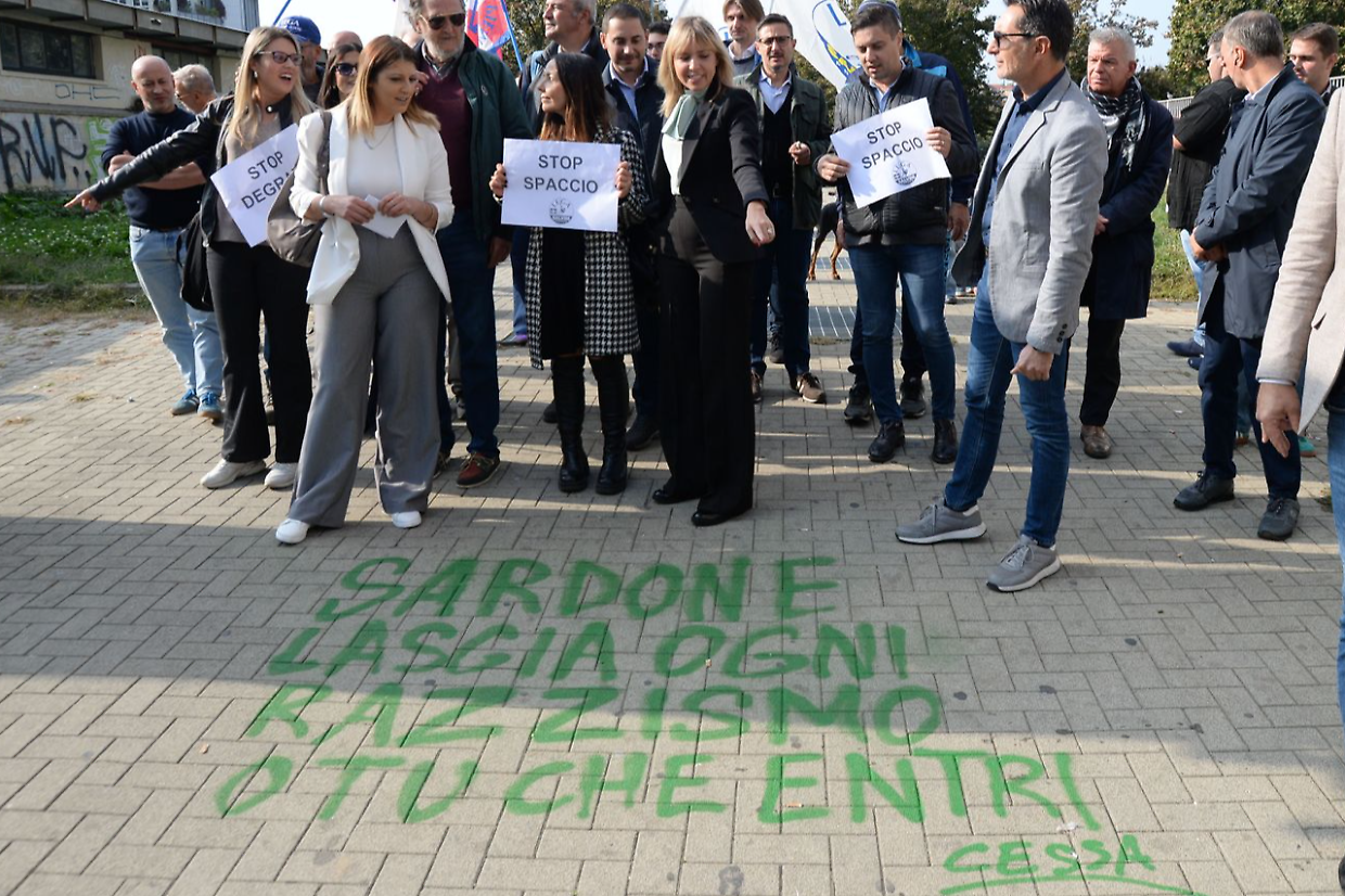 Le scritte ai giardini Madre Teresa contro Silvia Sardone