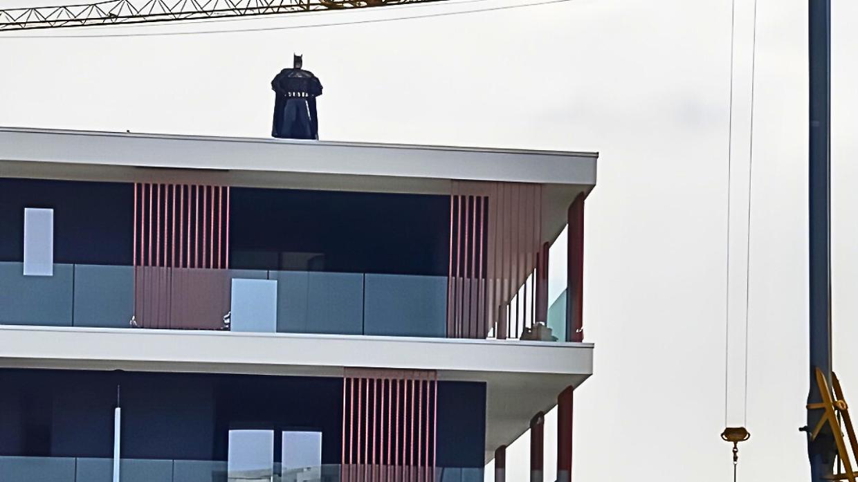 E sui tetti di Orbassano spunta Batman