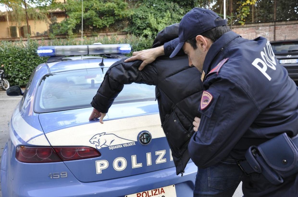 Via Genova, sfascia la serranda e ruba nella pizzeria