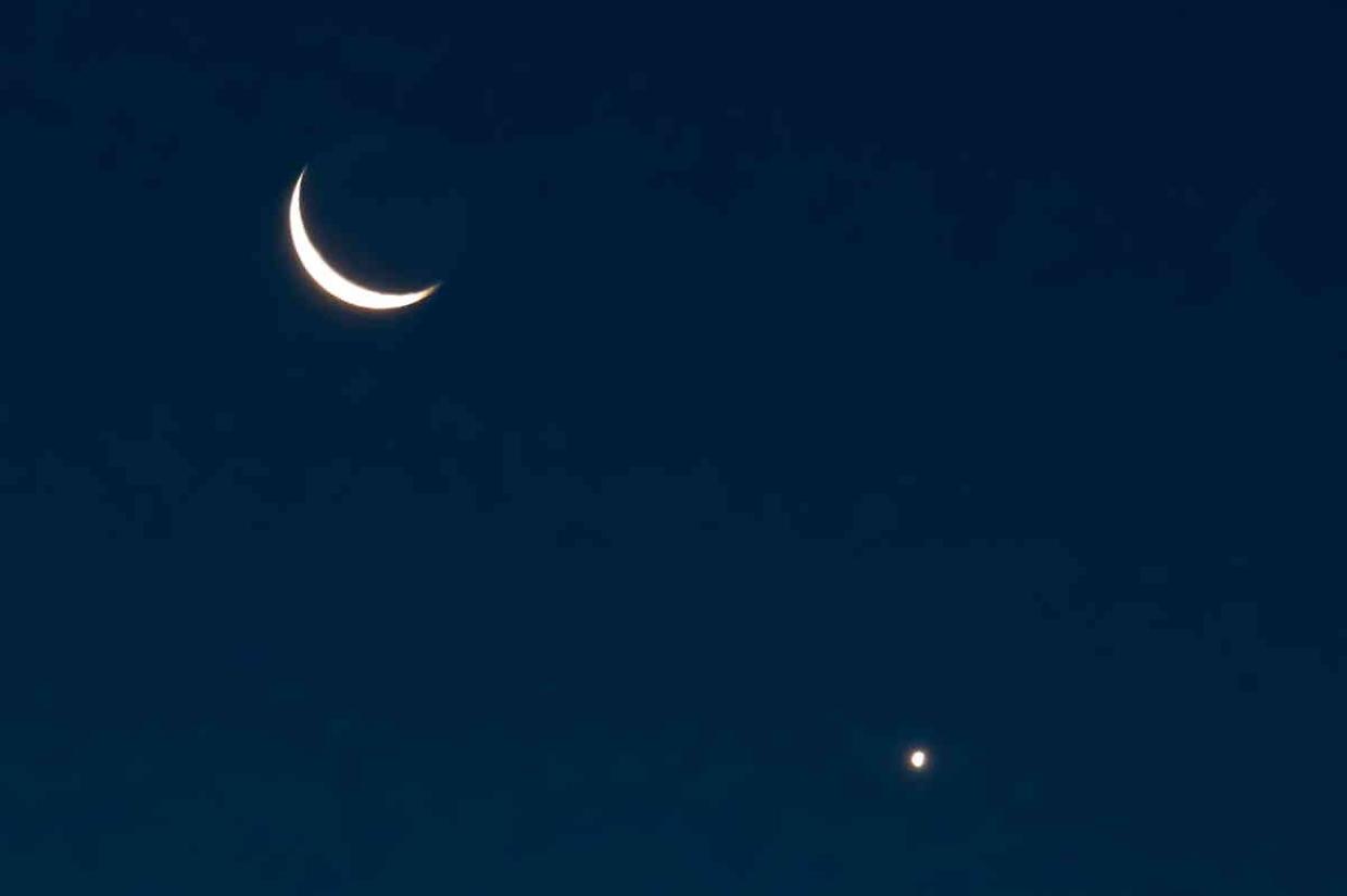 Aprile accende il cielo: Luna Rosa, stelle cadenti e &ldquo;baci&rdquo; tra pianeti, cosa vedremo davvero