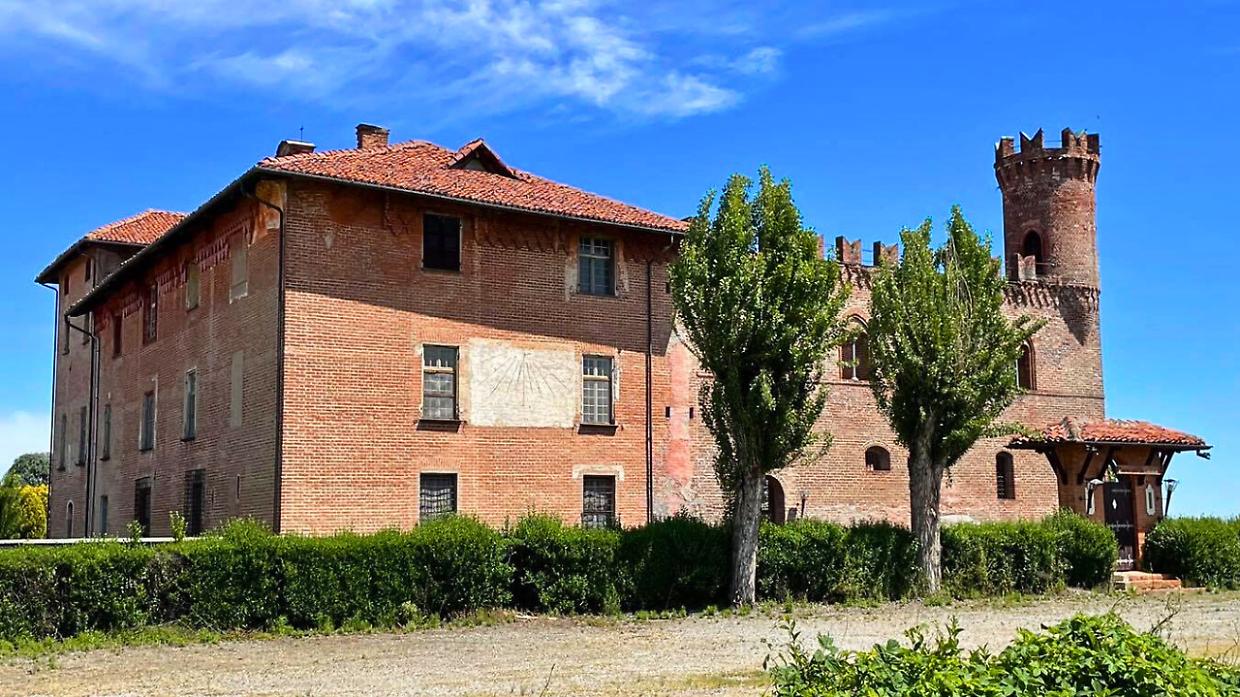 Questo castello è un monumento nazionale. Ed è in vendita su Internet