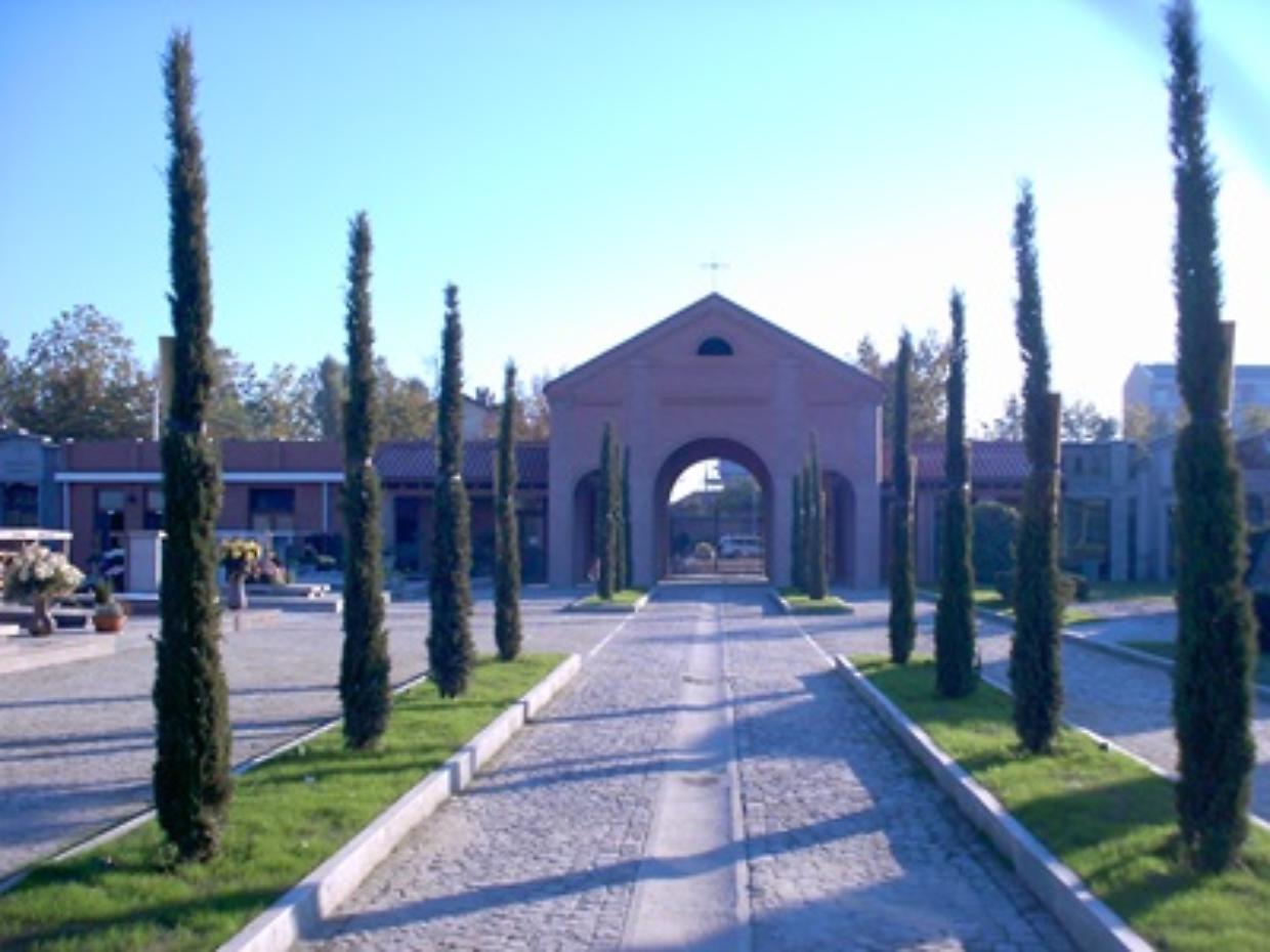 Furto al cimitero di Chivasso: spariti rame e un mezzo comunale