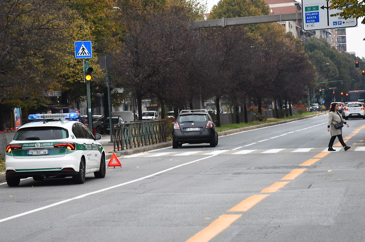 La municipale sul luogo dell'incidente in corso Orbassano