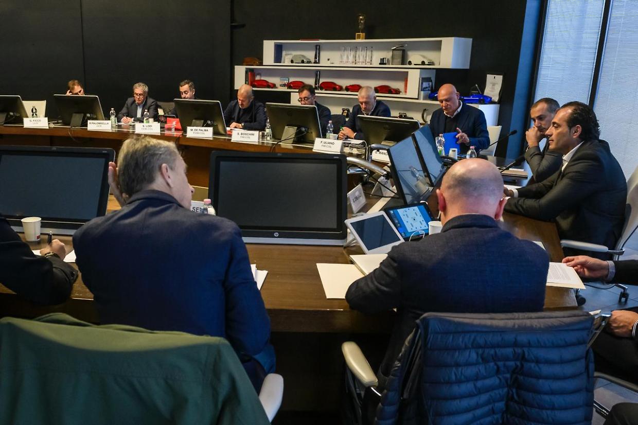 Stellantis, Filosa ai sindacati: “La regolamentazione europea non è realistica”