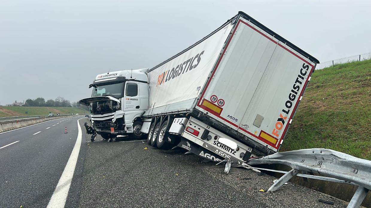 Camion perde il controllo sul raccordo Torino-Pinerolo: incidente verso Volvera
