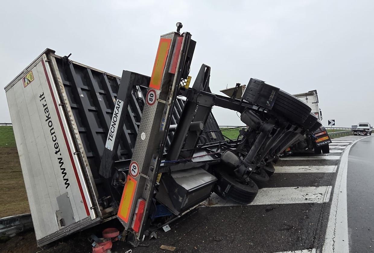 Torino, autoarticolato si ribalta sulla rampa della A4