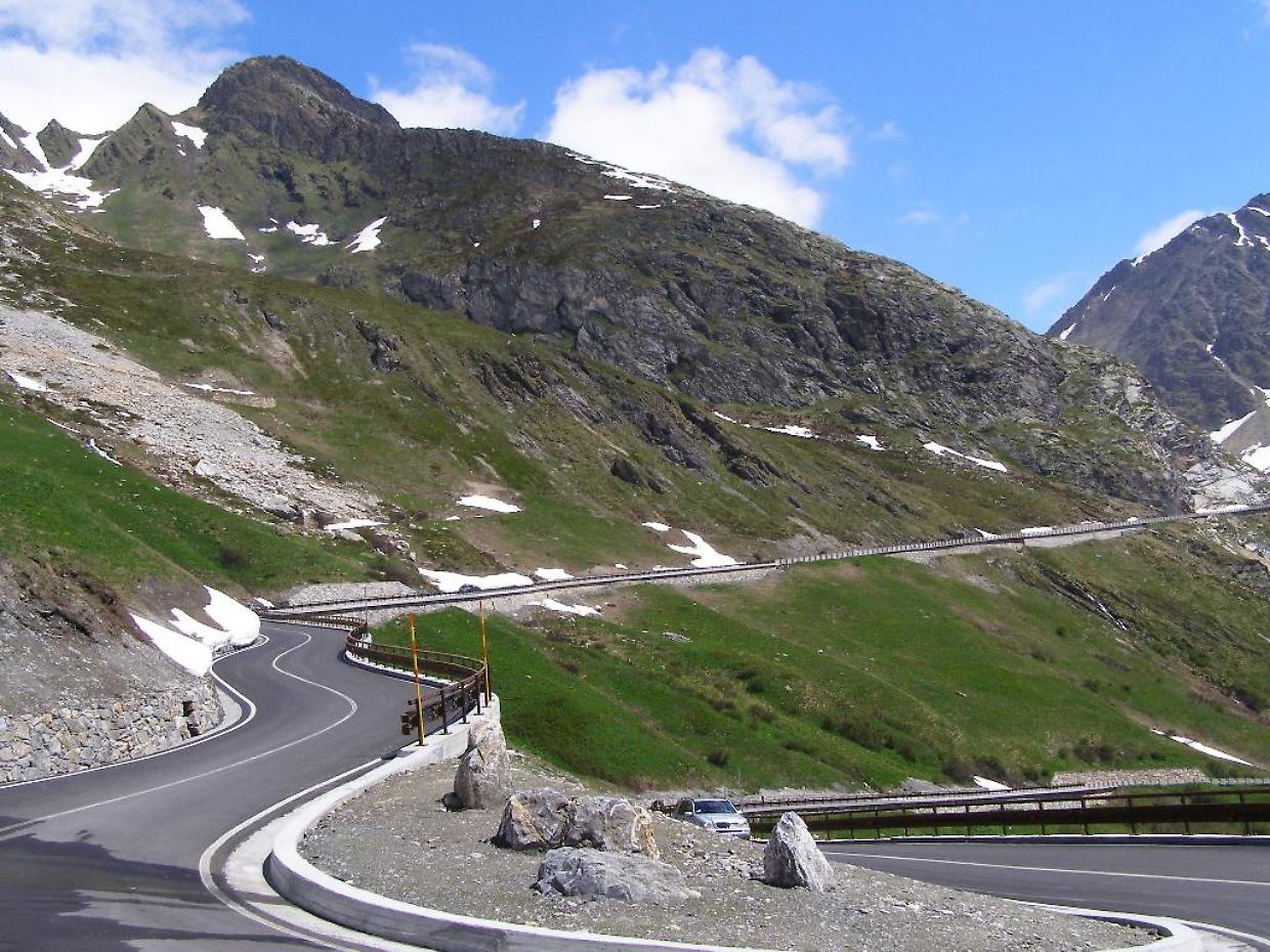 Il Gran San Bernardo saluta l’autunno: il passo chiuso oggi fino alla primavera