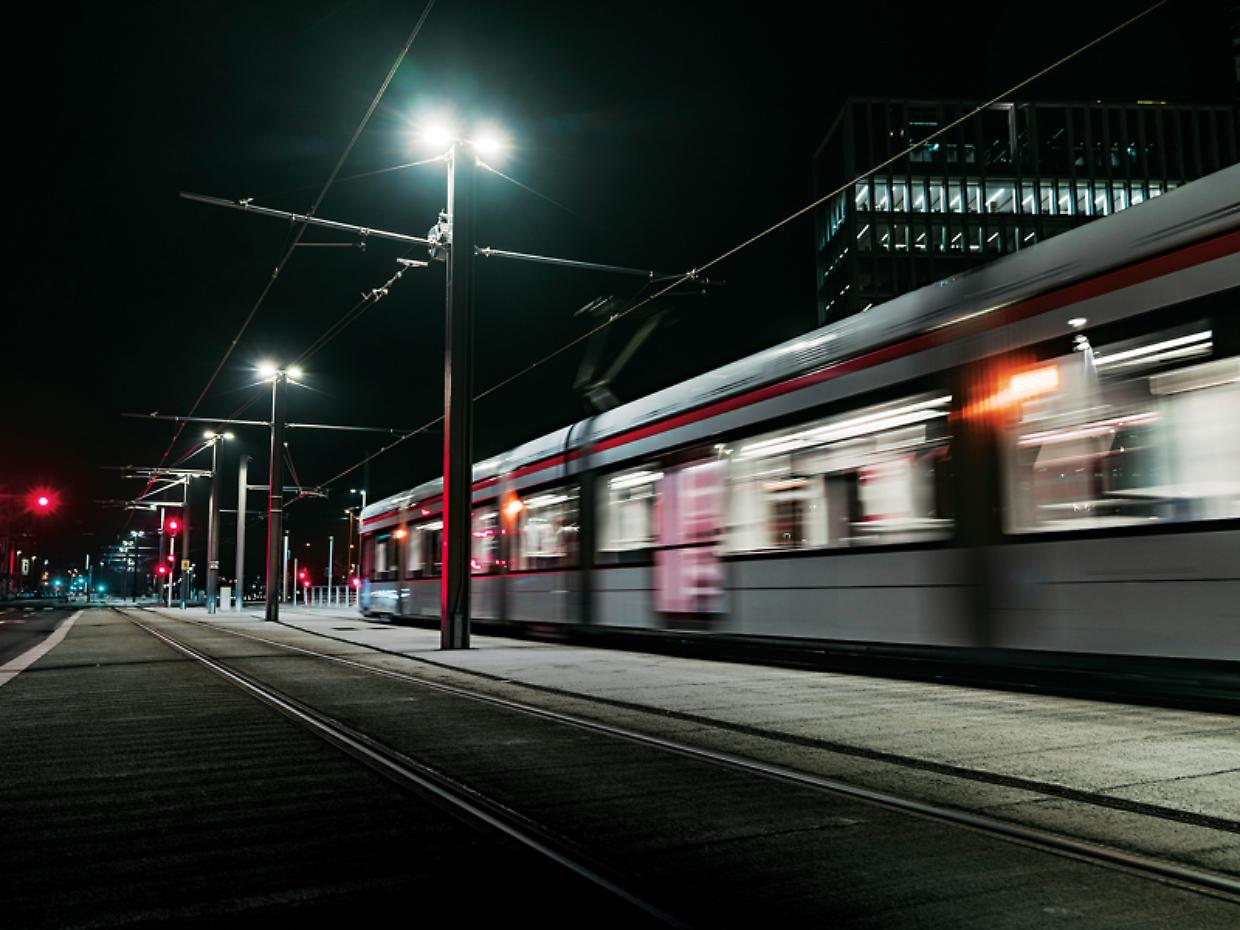 Trecate, tre ragazzi travolti dal treno: un morto e due feriti