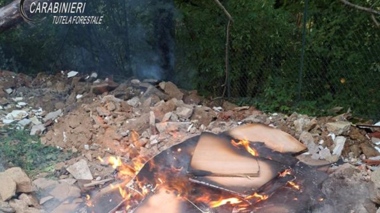 Giaveno, rogo di mobili e deposito abusivo di materiali edili: denunciato un 20enne