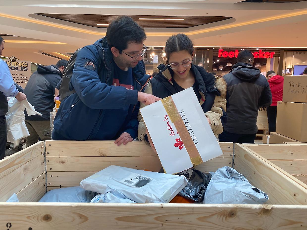 Shopping con i pacchi a sorpresa nel centro commerciale più grande di Torino 