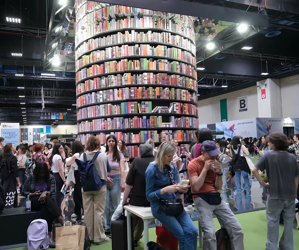 Torino, "Il ministero nel Salone del Libro? Allora ricompratevelo". Ecco che sta succedendo