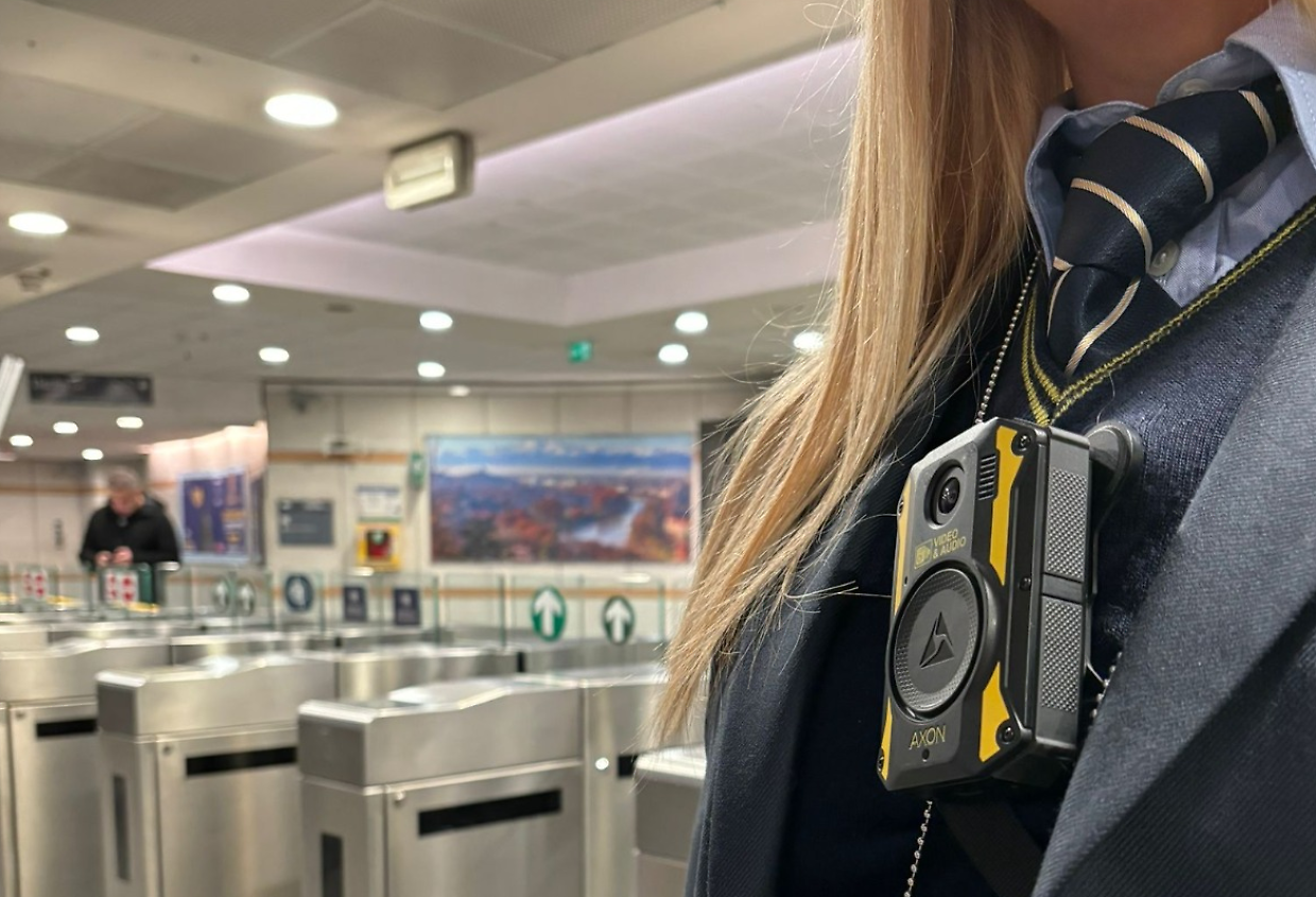 Body cam sulle divise dei controllori per fermare le aggressioni su bus e tram
