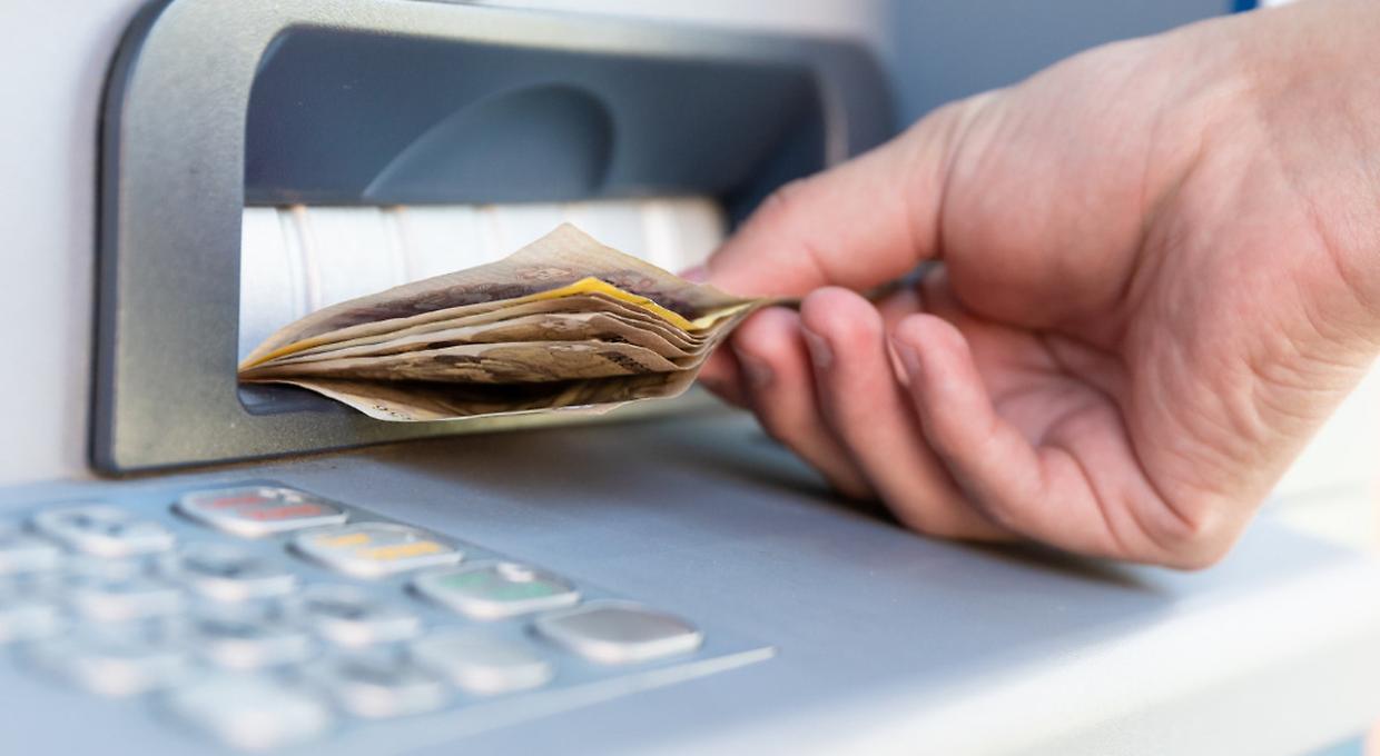 Nichelino, derubato al bancomat con la scusa dei soldi caduti: spariti 500 euro