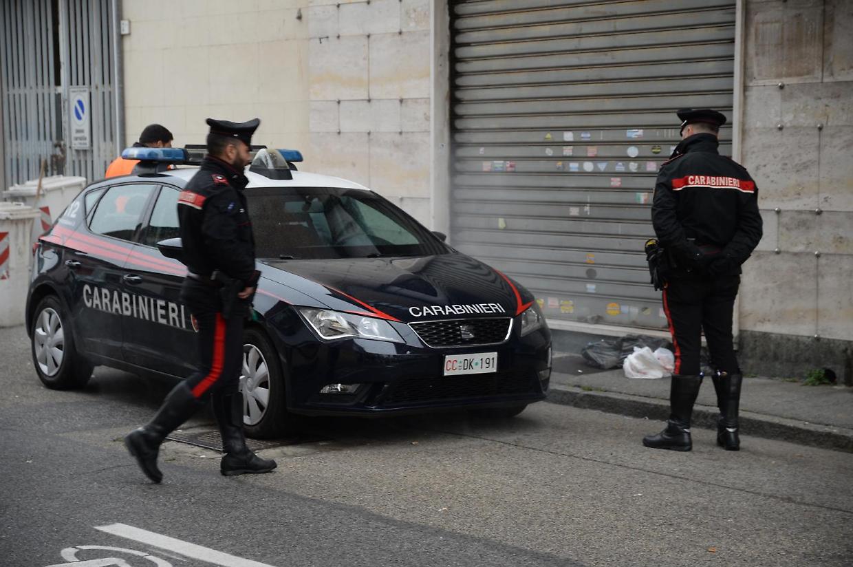 Omicidio a Collegno: pugnalato in strada dal killer in fuga