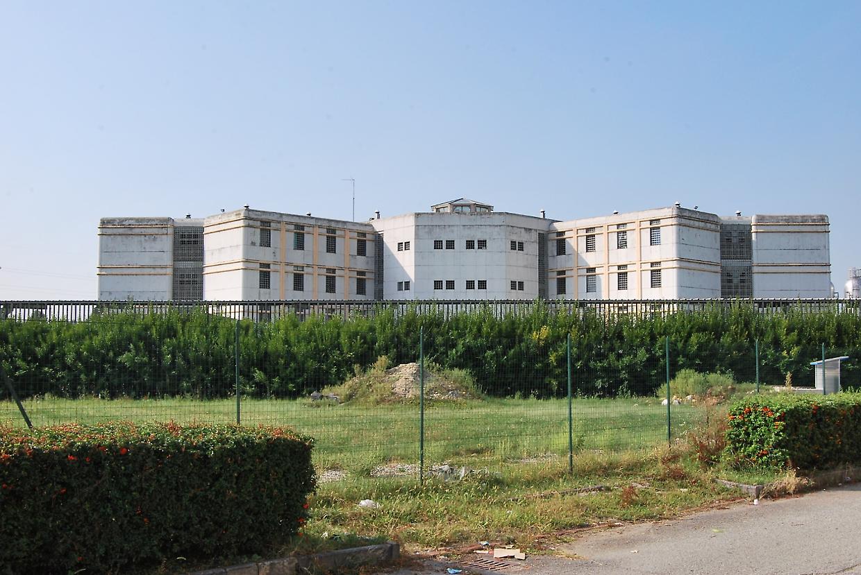 Incendio in una cella al carcere di Torino, ispettore colto da malore durante le operazioni di soccorso