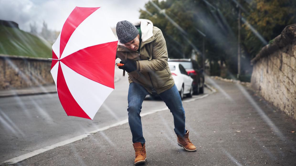 Meteo Piemonte, tempesta di vento sulle Alpi: raffiche oltre i 150 km/h