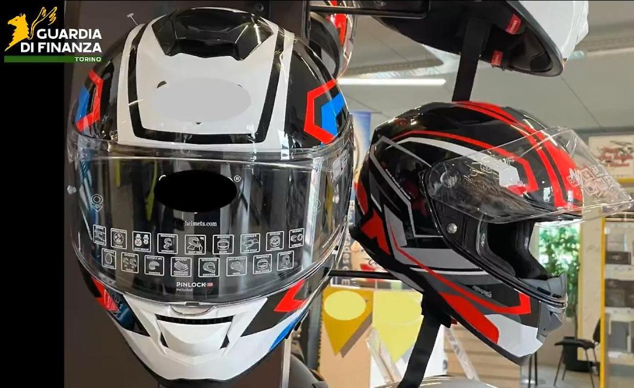 Caschi tricolori, ma si spaccano al primo urto: 5,5 milioni di falsi Made in Italy sotto sequestro