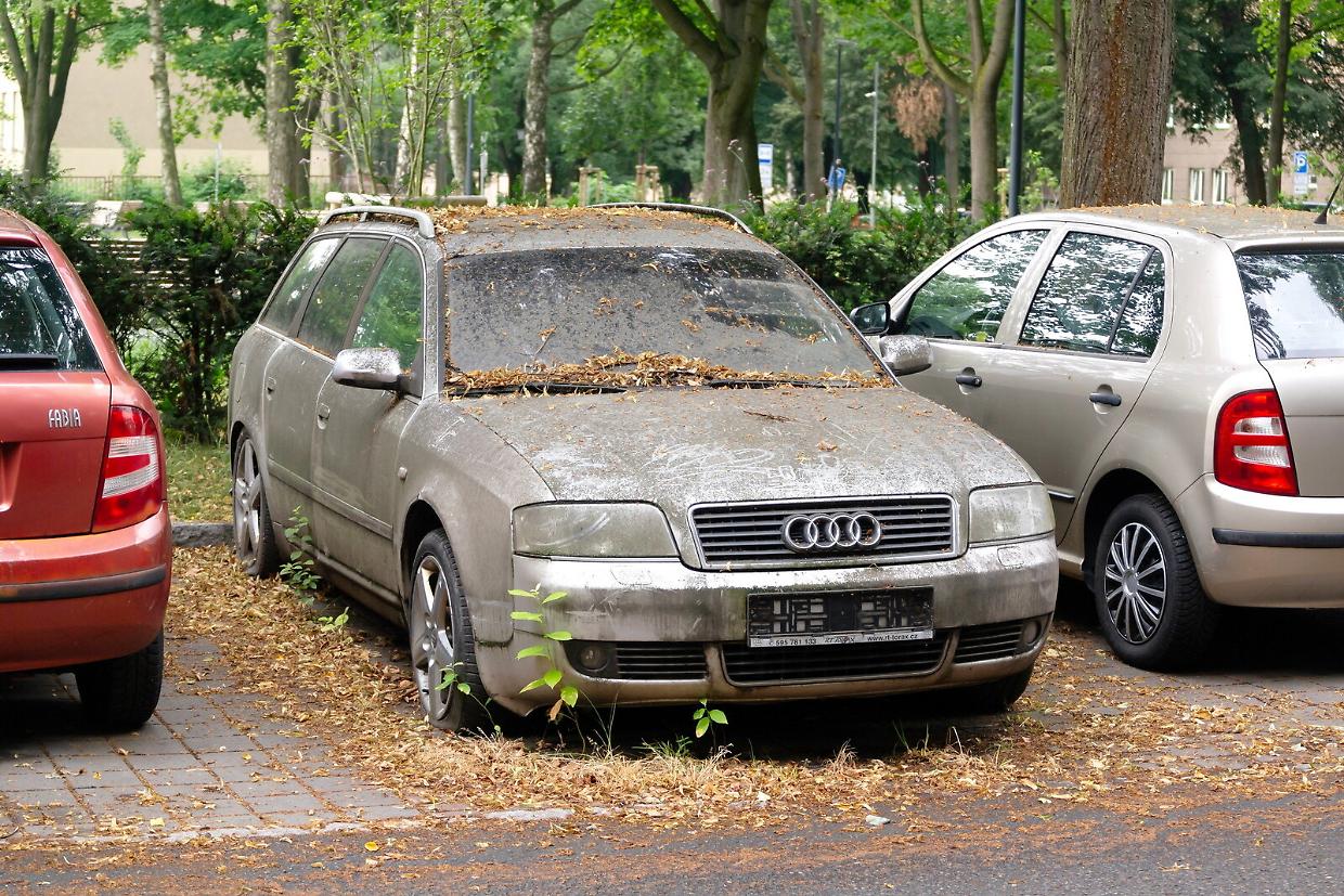 Alpignano, rimossi sei veicoli abbandonati nel cortile delle case ATC
