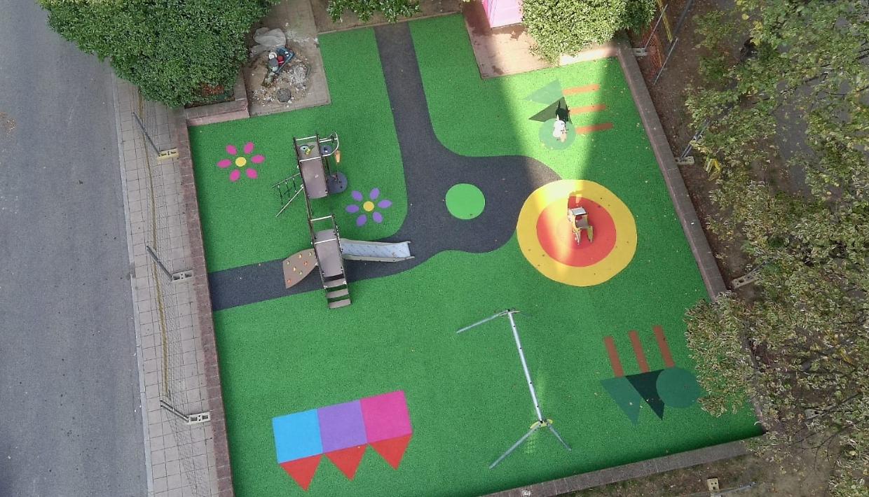 Collegno, riaperti i Giardini Rocco Scotellaro: nuovi giochi inclusivi e pavimentazione anti shock