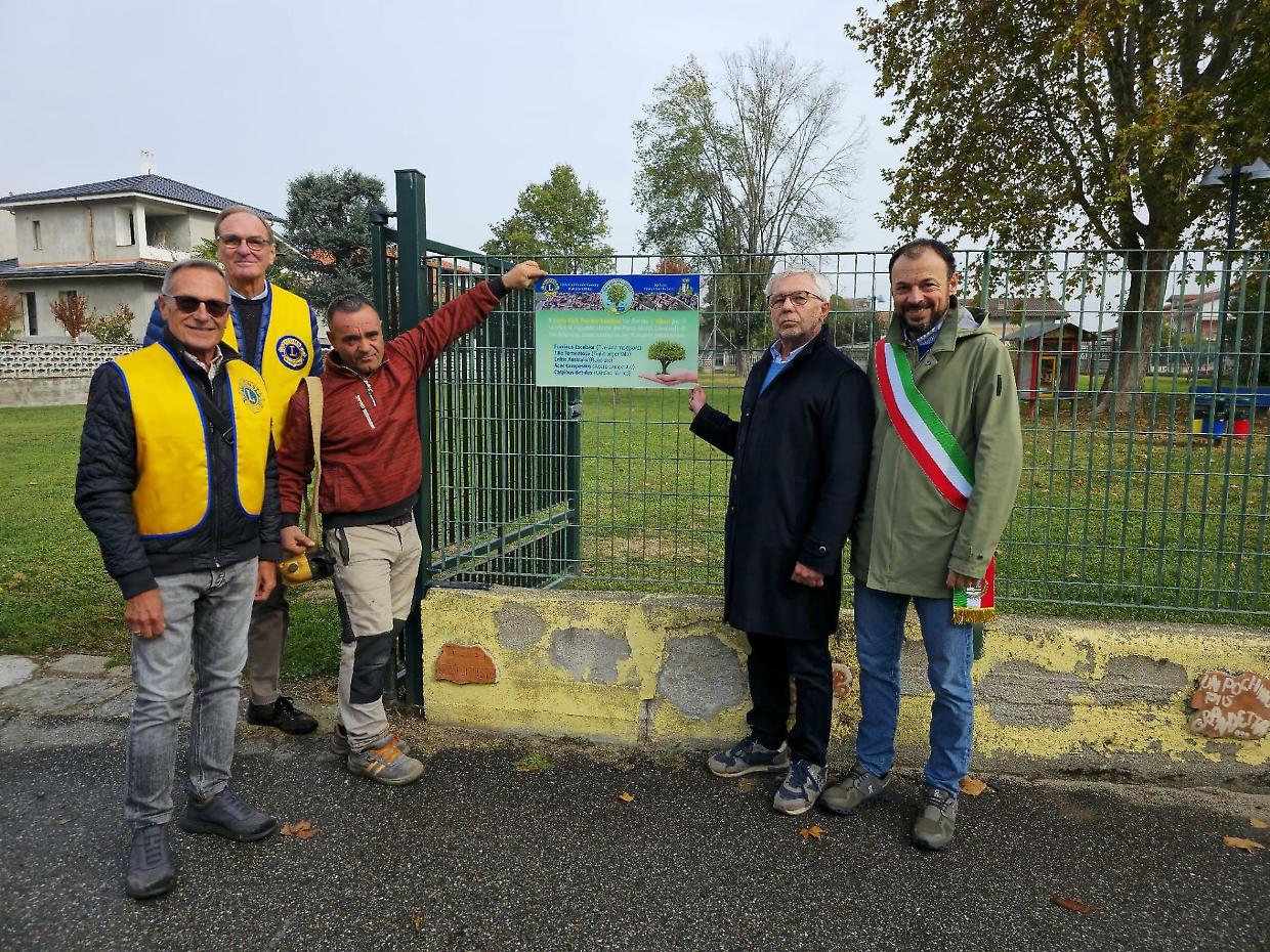 Sette nuovi alberi a Santena: continua il progetto con il Lions per valorizzare gli spazi pubblici