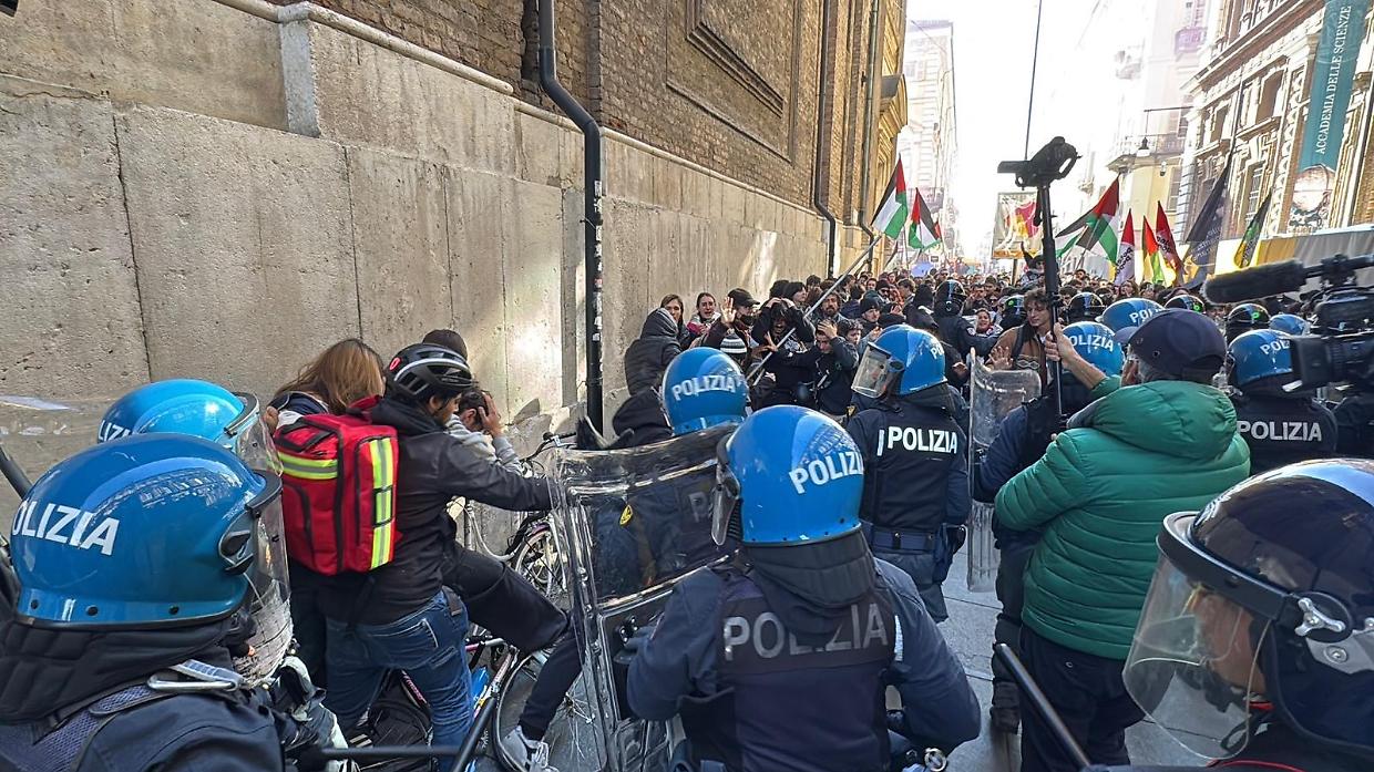 Il corteo pro-pal prova a entrare in piazza Carignano, chiusura totale delle forze dell’ordine