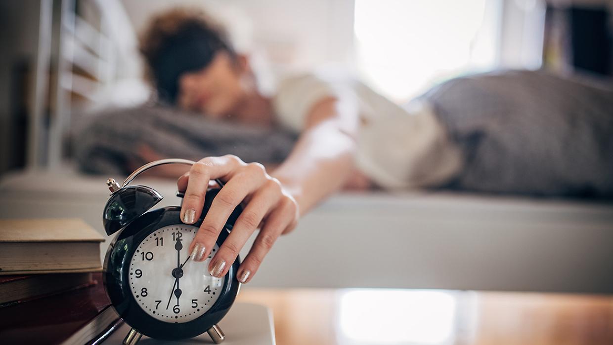 Stanotte cambia l’ora: i trucchi per non stare male e dormire bene con il ritorno all’ora solare
