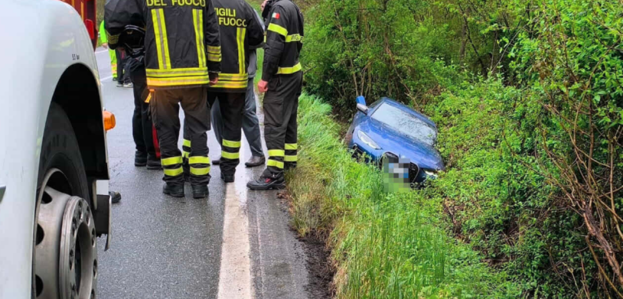 Incidente a Baldissero Canavese: auto cade nel fosso, 84enne intrappolata tra le lamiere