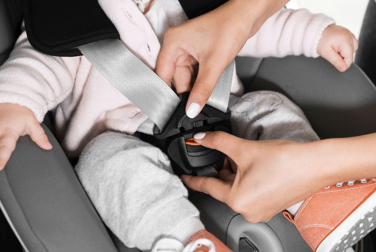 Sicurezza stradale in Italia: cinture, seggiolini, casco e alcol, cosa rischiano davvero guidatori e bambini