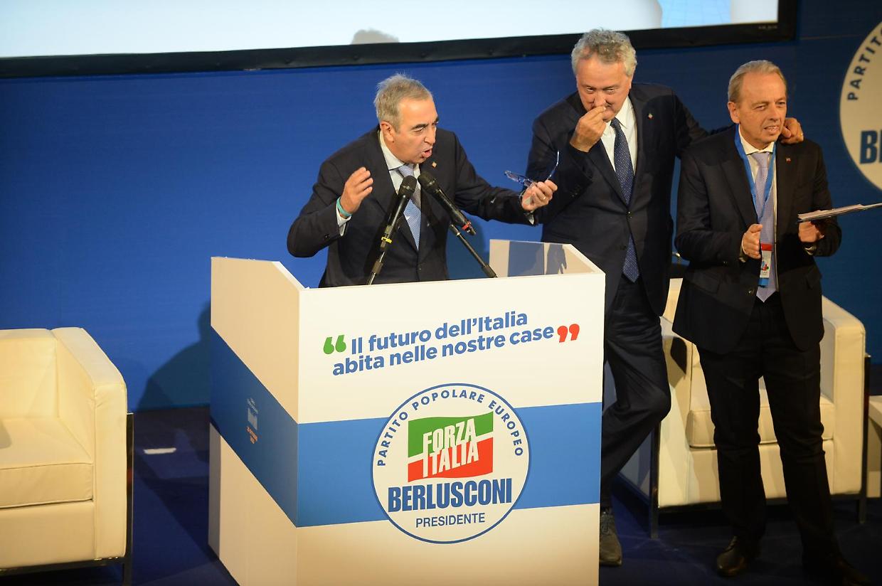 L'attacco di Gasparri al sindaco di Torino:  "C'è chi la politica della casa la fa con Aska"